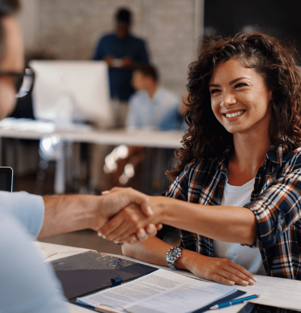 Jovem aprendiz mulher sendo cumprimentada pela nova vaga