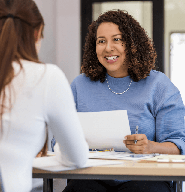 Empresária recebendo instruções de uma agente do CIEE