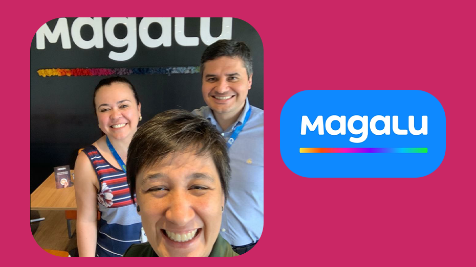 Imagem com 3 pessoal e ao fundo o logo do magalu.