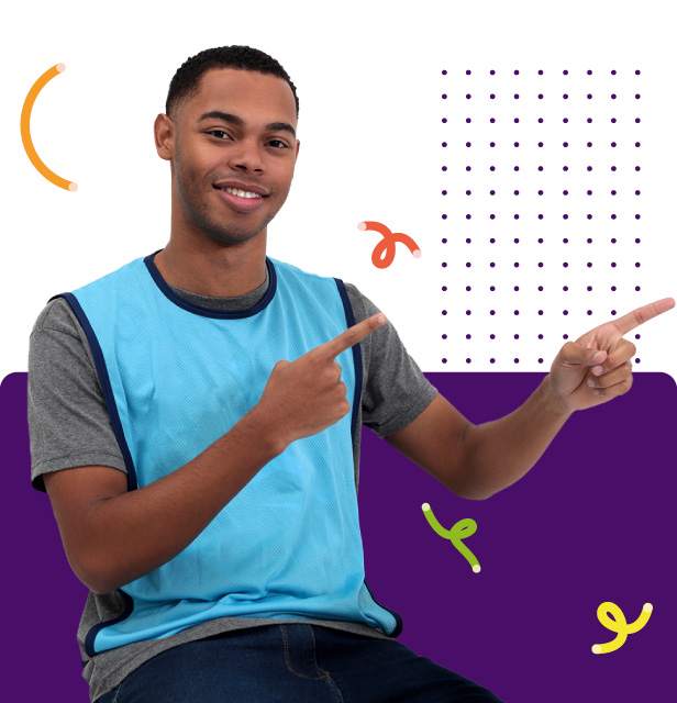 Foto de uma jovem aprendiz preto com o colete azul do CIEE e apontando para o lado esquerdo.