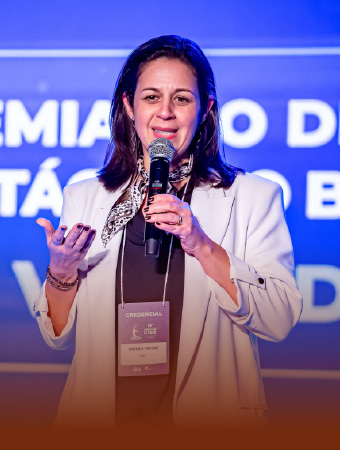 Foto de Monica Vargas, palestrando