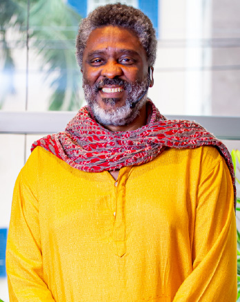 Foto de um senhor negro sorrindo para a foto