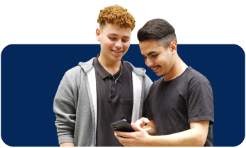 Dois estudantes olhando para o celular