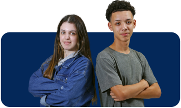 Dois jovens sendo uma menina e um menino de braços cruzados posando para a foto