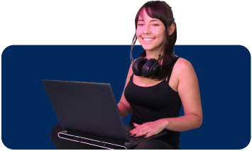 Jovem estudante com notebook no colo sorrindo para a foto