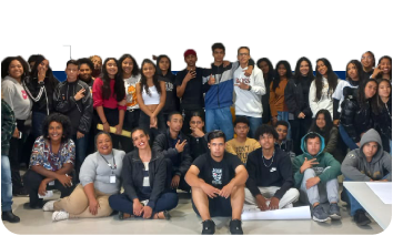 Grupo de Jovens Aprendizes do CIEE posando para a foto