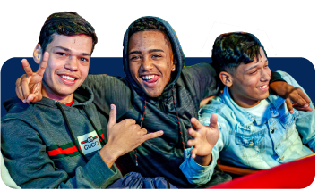 três jovens amigos sentados no sofá se abraçando