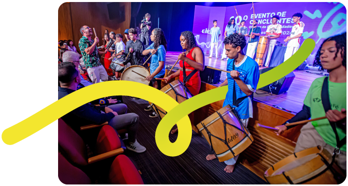 foto dos formandos no teatro do CIEE