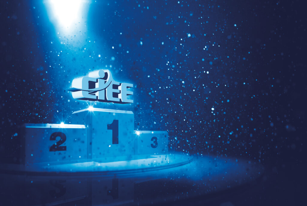 Foto de um podium com o logo em primeiro lugar