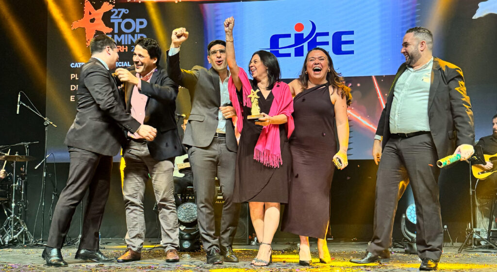 Colaboradores do CIEE comemorando o título do Top of Mind 2024