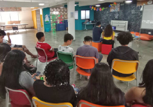Foto dos jovens em sala de aula no espaço de cidadania