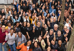 Foto vista de cima de todo o time do Somos CIEE