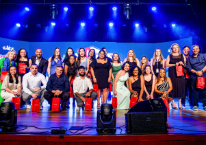 Foto dos premiados em inovação no placo do teatro do CIEE
