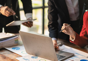 Foto de dois executivos em reunião
