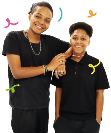 Jovens estudantes negros posando para a foto lado a lado