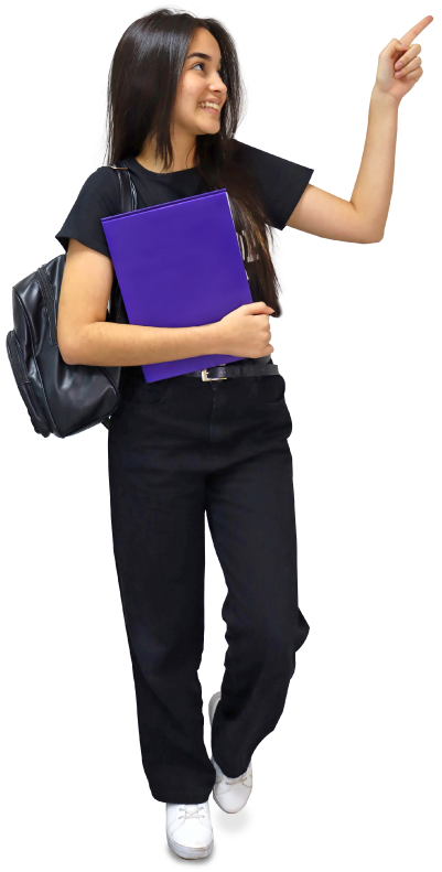 Menina com mochila nas constas e pasta no braço esquerdo. Com a mão direita ela aponta para a direita