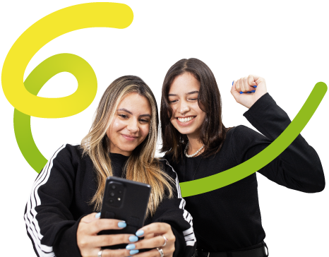 Duas moças estudantes universitários olhando para o celular e comemorando