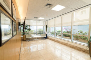 Foyer do CIEE, com paredes de vidro, ambiente elegante com cores pasteis em creme