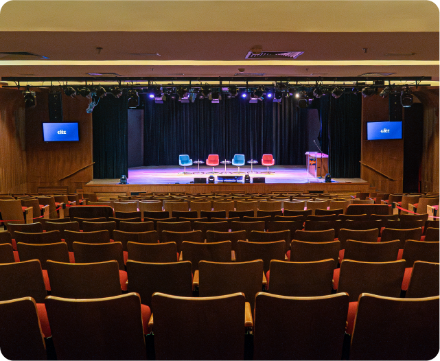 Foto do teatro do CIEE vista de traz para a frente