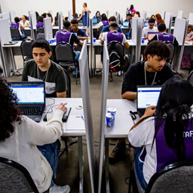Foto das mesas de atendimento aos estudantes na Expo CIEE 2024