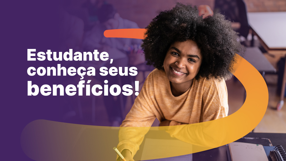 Fotografia de uma jovem sorrindo e apoiando os braços sobre a mesa de uma sala de aula. Ela veste uma blusa bege. À esquerda, está o texto em branco: “Estudante, conheça seus benefícios!