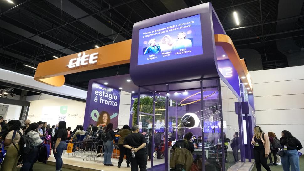 Foto do estande do CIEE no CONARH, com visitantes participando das ativações.Legenda: O CIEE marcou presença no CONARH 2024 e, este ano, promete superar expectativas com experiências ainda mais interativas e inovadoras.