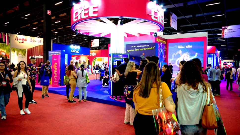 Imagem do estande do CIEE, todo rosa e azul, com uma estrutura redonda e grande no centro