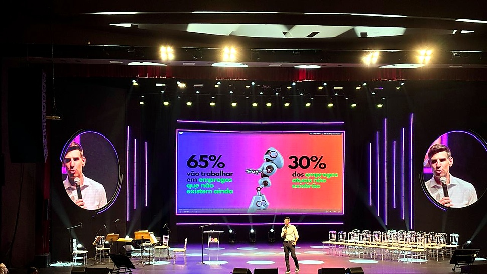 Imagem da palestra de Rodrigo Dib na feira com plateia cheia