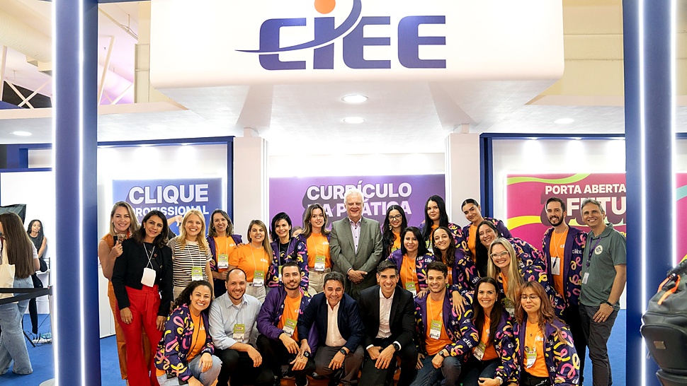 Equipe do CIEE em frente ao estande