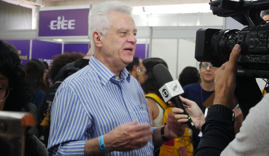 Humberto Casagrande, homem branco, grisalho, vestindo social azul presta entrevista para a TV Globo