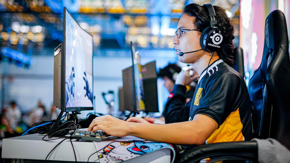 jovem de cabelos pretos jogando em um computador gamer