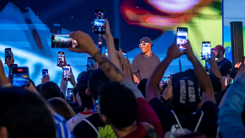 MC KEKEL apresentando-se em um show na EXPO CIEE 2025