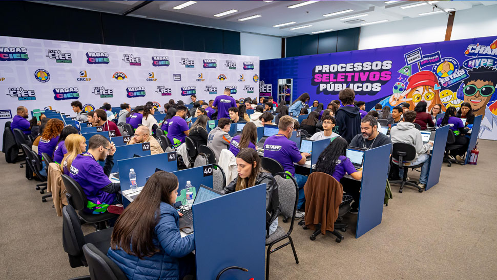 Centenas de jovens participam de entrevistas de emprego