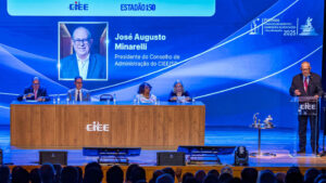 Eunice Prudente e Antonio Palma são homenageados durante o Dia dos Professores no CIEE.