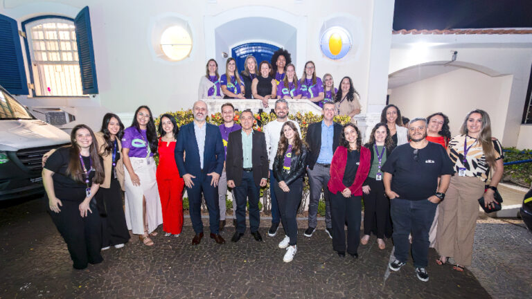 Equipe do CIEE de Piracicaba/SP posa junto para a foto, cerca de 20 pessoas na porta da frente da unidade reinaugurada