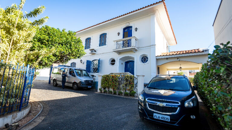 A imagem mostra a unidade do CIEE por fora. São dois andares em uma casa com varandas e janelas azuis. As paredes são brancas.