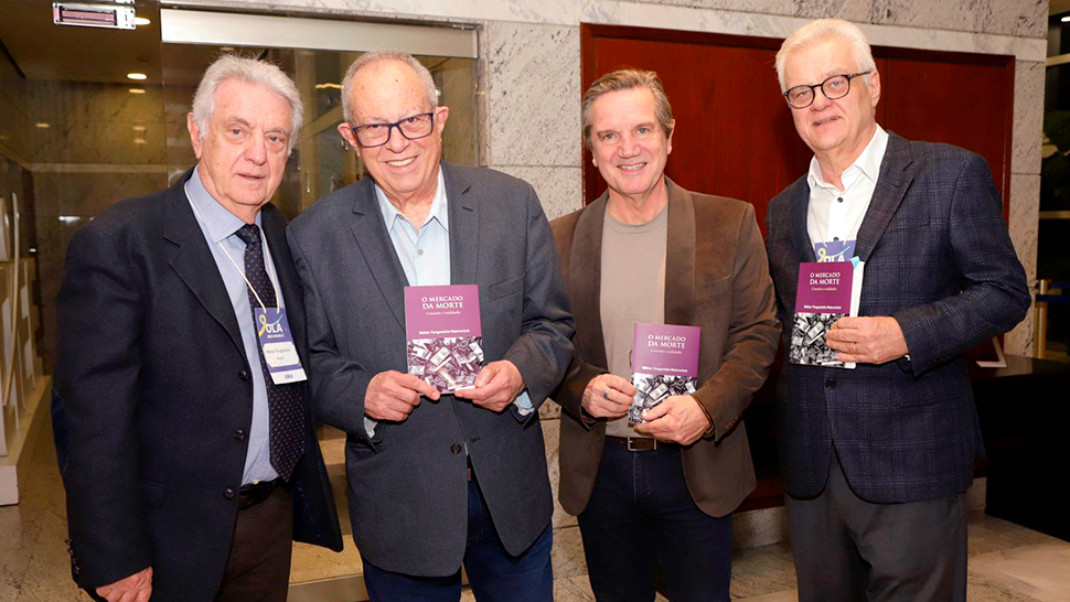 Imagem de Wálter Fanganiello Maierovitch, José Augusto Minarelli, Mílton Jung e Humberto Casagrande posando para foto durante o lançamento do livro “O Mercado da Morte: Conexões e Realidades” no CIEE.